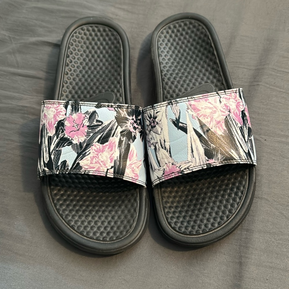 Women’s Nike Slides - Size 9